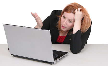 une femme devant un ordinateur qui ne répond pas